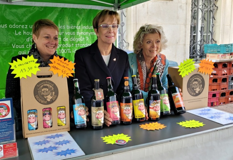 Mme Le Maire, Mme Dominique LOISEAU et Mme NAHAN derrière un stand de bières