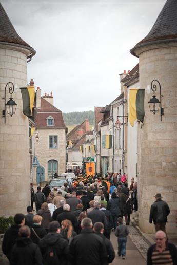 rue porte noel avec foule 