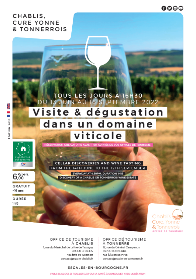 affiche en fond vignoble au 1er plan une main tenant un verre