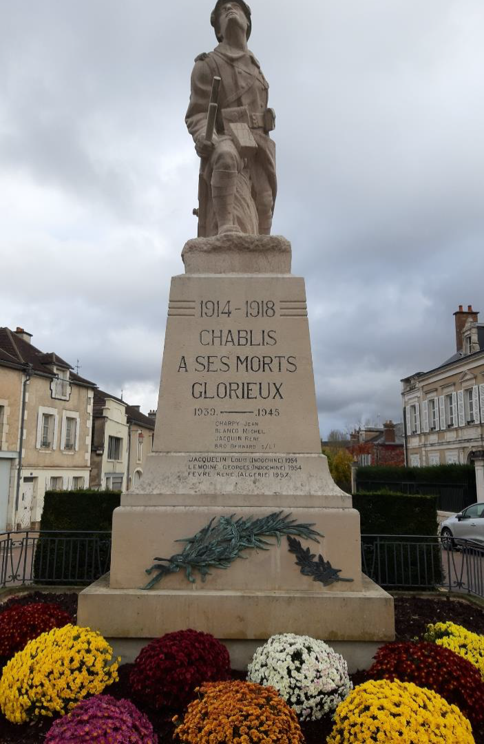 Monument aux morts place Lafayette Chablis