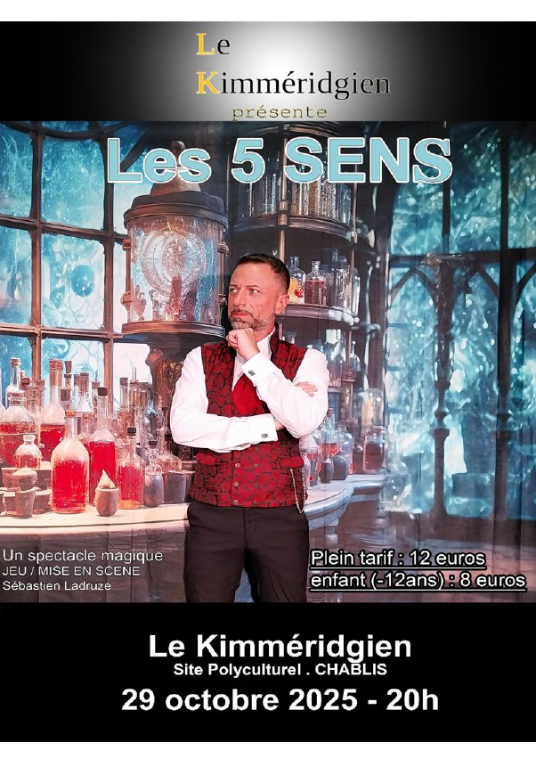 affiche 1 artiste debout devant une multitude de flacons contenant un liquide rouge posé sur un meuble et étagères annonce spectacle du 29 10 25 20h00