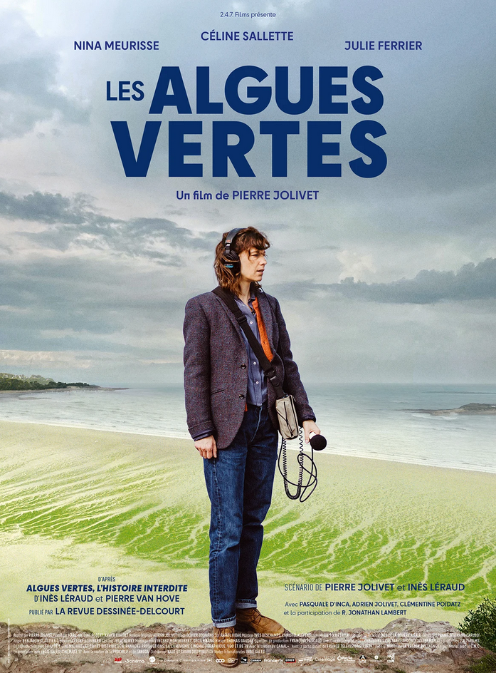 AFFICHE FEMME DEBOUT TENANT MATERIEL D'ECOUTE CASQUE MICRO SUR FOND VUE MER CIEL GRIS ET ALGUES VERTES