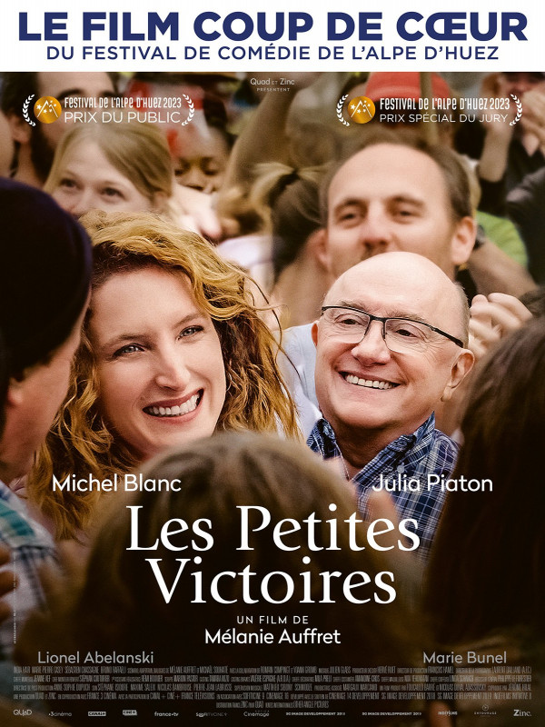 Foule avec plusieurs visages dont Michel BLANC et Julia PIATON