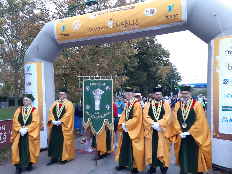 CONFRERIE DES PILIERS DEVANT LA PORTE DU MARATHON