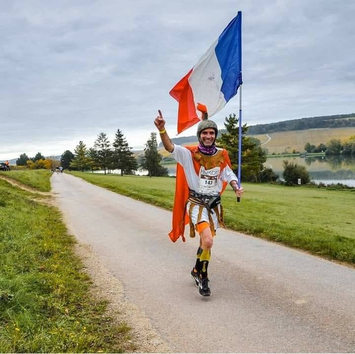 HOMME EN ROMAIN AVEC DRAPEAU TRICOLORE