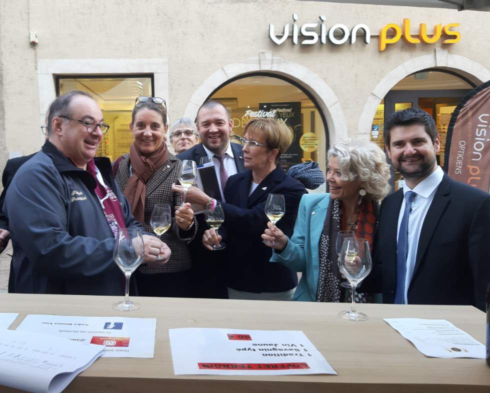 Mme le Maire avec le Maire de Dole M. GAGNOUX, Mme LOISEAU ambassadrice du W-E, M. FRANCHINI Pdt de l'Assoc...