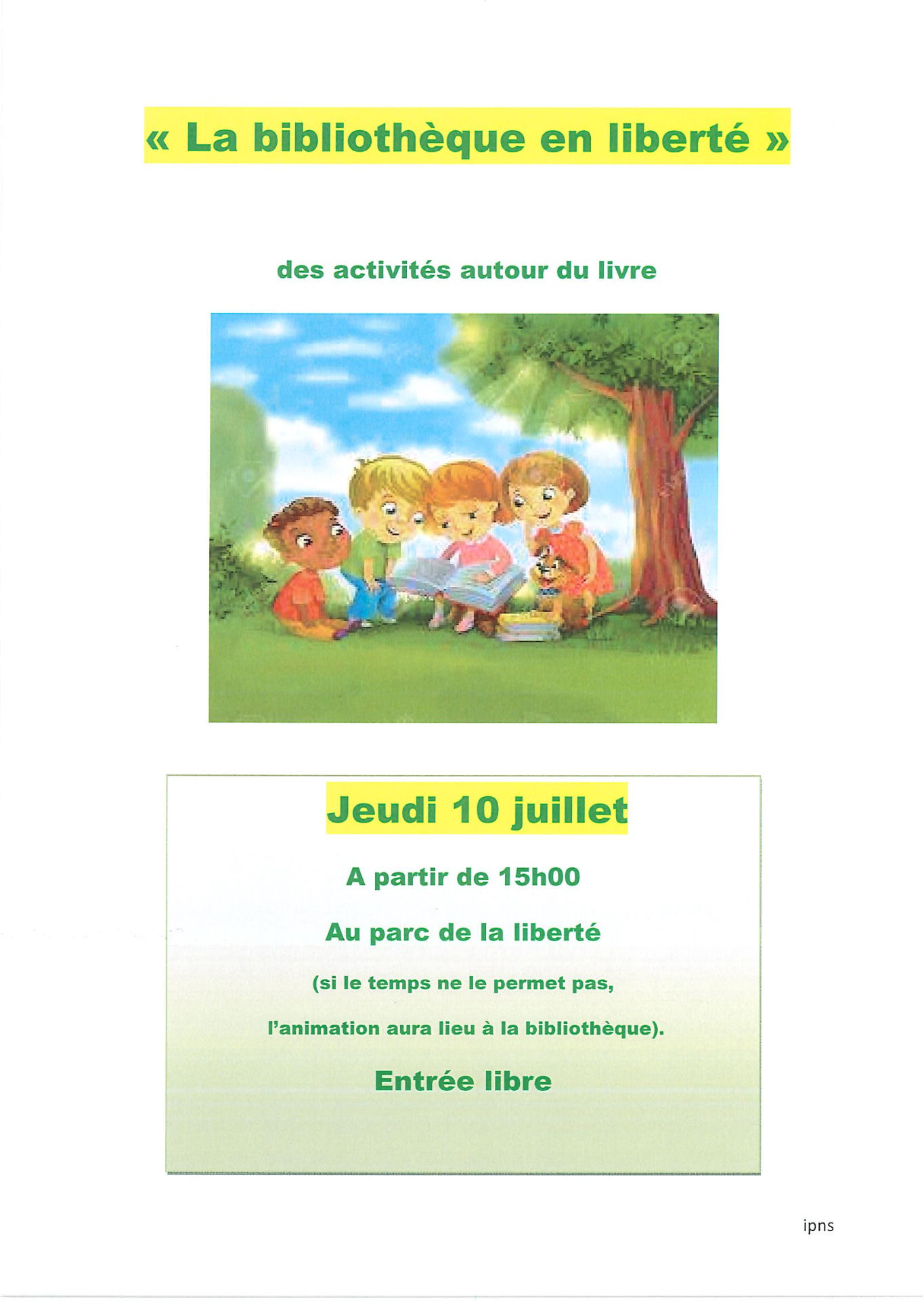 4 enfants sous un arbre qui regarde un livre